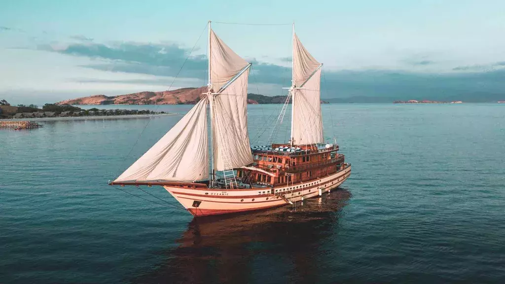 Maj Oceanic by Custom Made - Special Offer for a private Motor Sailer Rental in Komodo with a crew