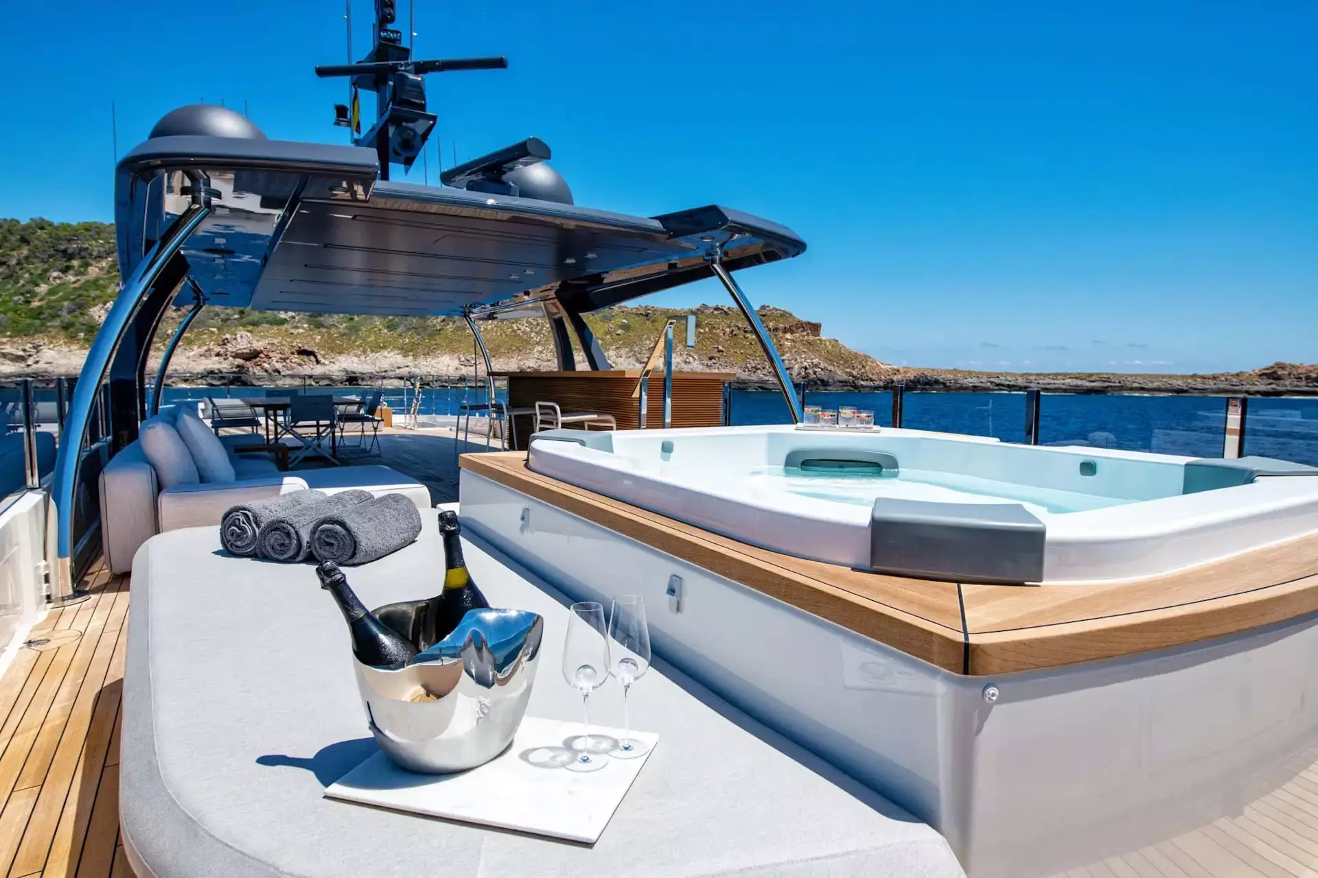 Paloma by Custom Line - Special Offer for a private Superyacht Charter in Cannes with a crew