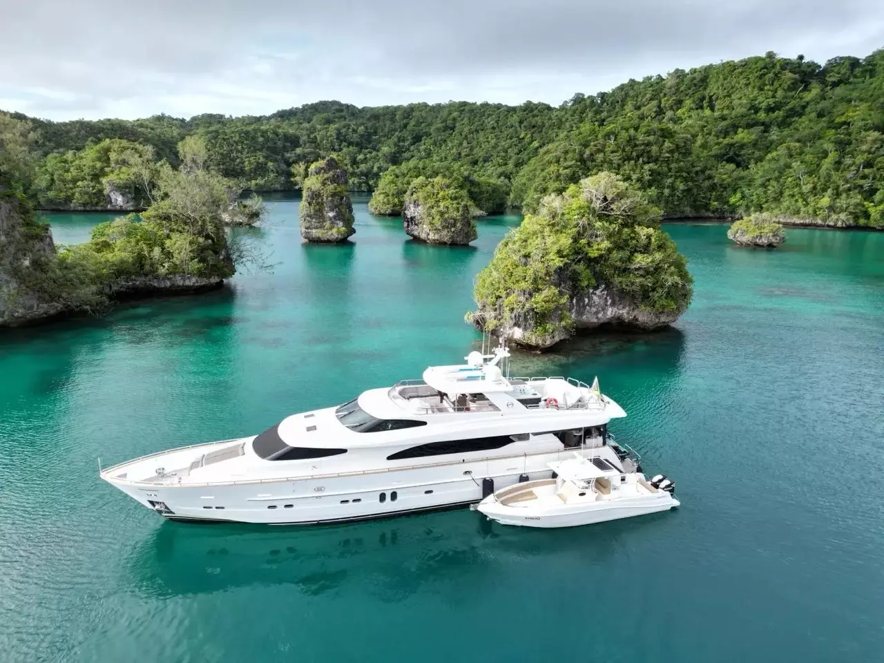 Triple 888 by Horizon – Private Motor Yacht Charter in Whitsundays – Special Offer at Boatcrowd