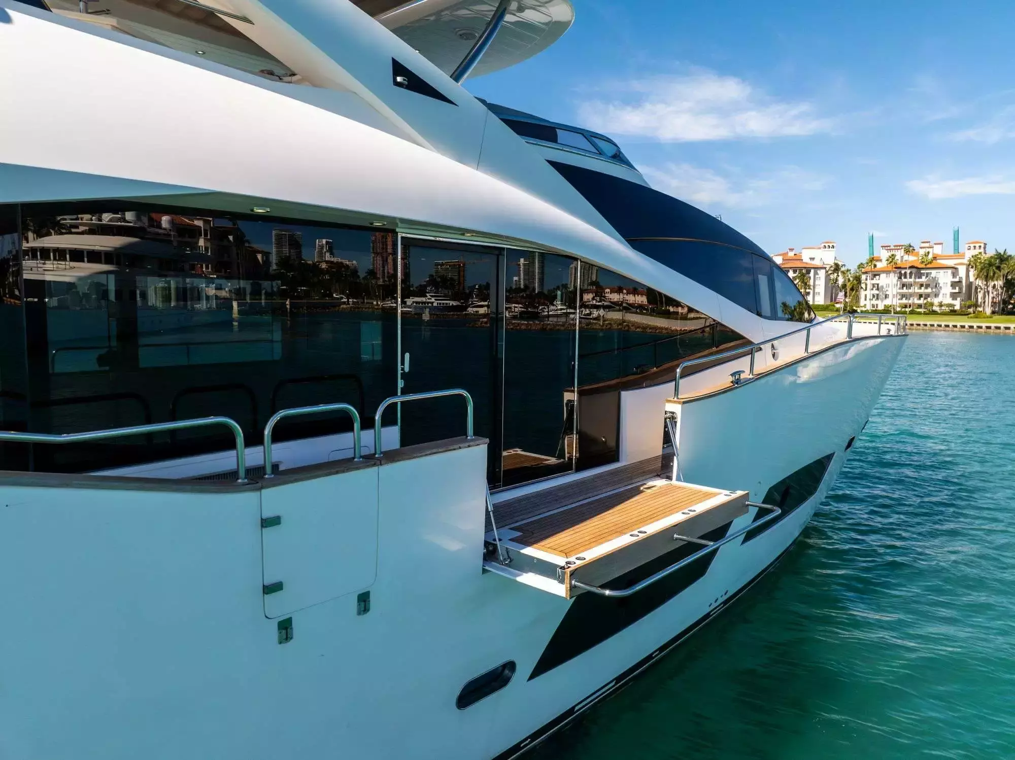 Rmm Job by Sunseeker – Private Motor Yacht Charter in Miami – Special Offer at Boatcrowd