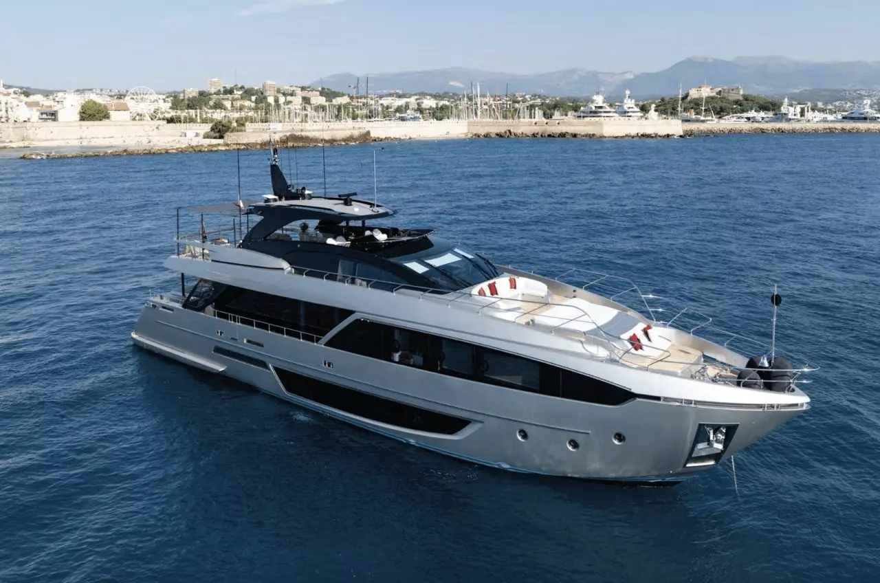 Bella Donna by Riva – Private Superyacht Charter in St Tropez – Special Offer at Boatcrowd
