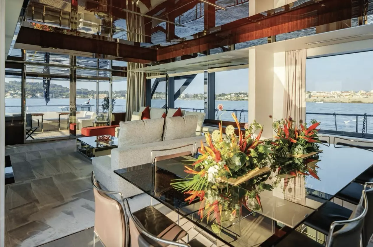 Bella Donna by Riva – Private Superyacht Charter in St Tropez – Special Offer at Boatcrowd