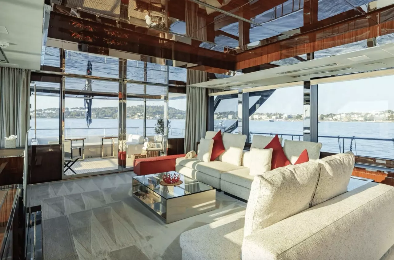 Bella Donna by Riva – Private Superyacht Charter in St Tropez – Special Offer at Boatcrowd